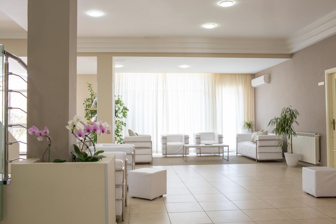 Hotel Holiday Vasto Exterior foto